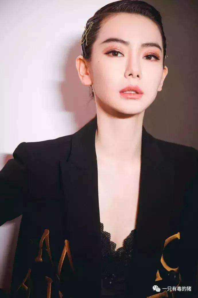 到底是什么神仙眼影盘，能让戚薇用到铁皮