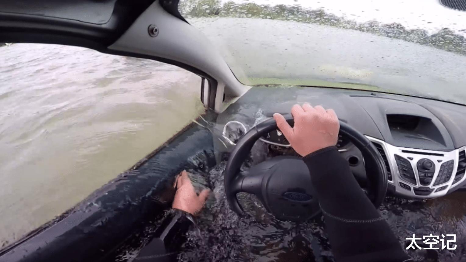 汽车落水后怎么自救一招教你逃生,汽车落水逃生正确方法开讲啦