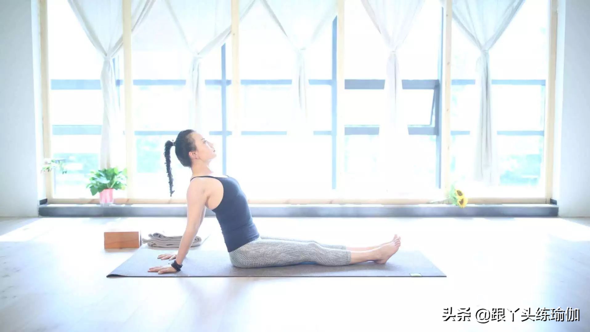 一分钟拉伸颈部瑜伽体式,改善脖子后面大包的瑜伽方法