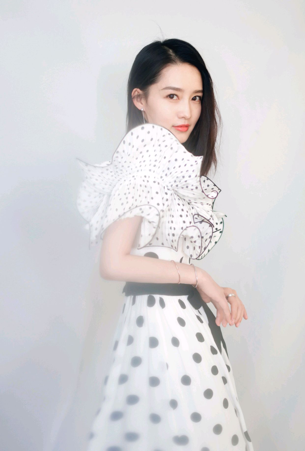 李沁的穿搭绿色西装,李沁穿黑色西装裙最新