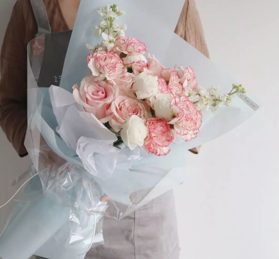 鲜花店日常换水整理花材,花要不要经常换水