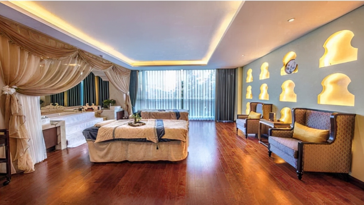 温暖天气泡温泉,冬季日式露天温泉