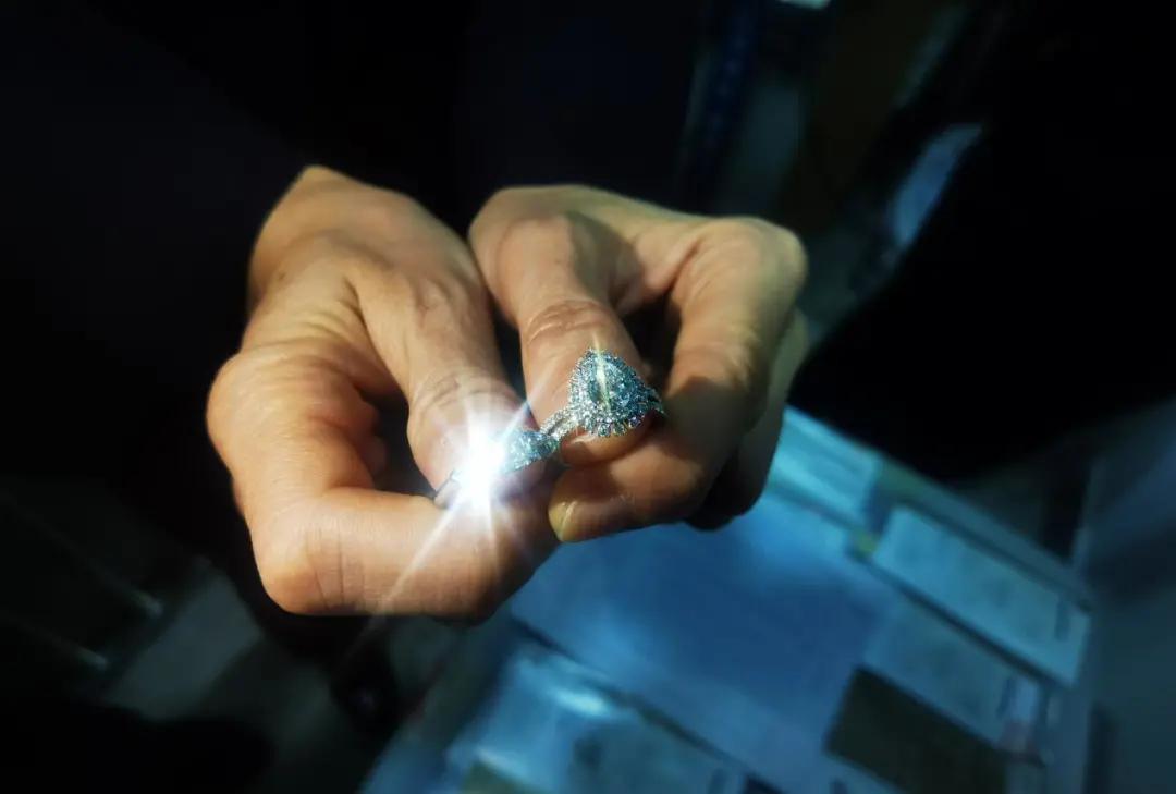 *私走**钻石价值2亿，他竟称因为“二胎开销大”