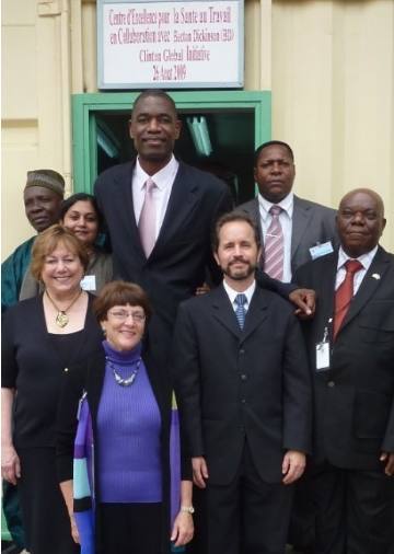 以他的名字命名日期，两队给他退役球衣，给你不一样的大叔