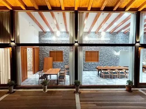 为钓鱼建房子,为了钓鱼在河边盖了房子