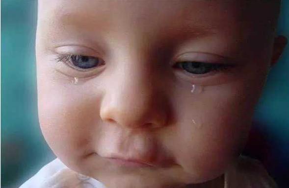 宝宝一惊一乍的是吓到了吗,盘点那些宝宝第一次被吓到的反应