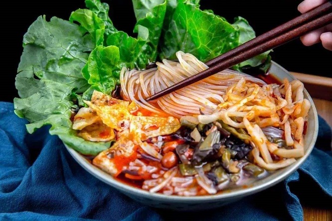 一碗好吃酸爽的螺蛳粉深夜必备,吃到一碗满满幸福味的螺蛳粉