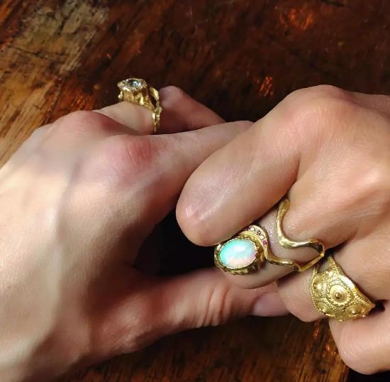 夏日如何把牛仔裤穿出时髦感,81套简约清爽的夏日穿搭时髦满分