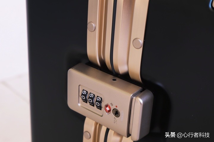 简约有范儿地平线8号行李箱,地平线8号行李箱和小米90分行李箱