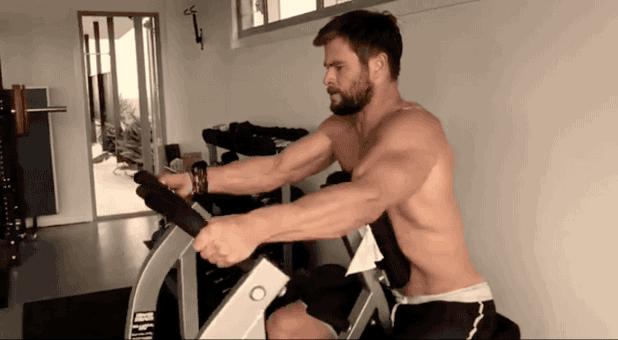 锤哥雷神身材,雷神锤哥露腹肌片段