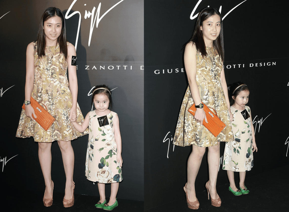 甘比穿金色印花连衣裙裸妆亮相,40岁甘比穿搭