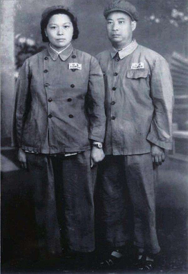 贺炳炎:22岁锯掉右臂,47岁去世,出殡时20万军民冒雨送行