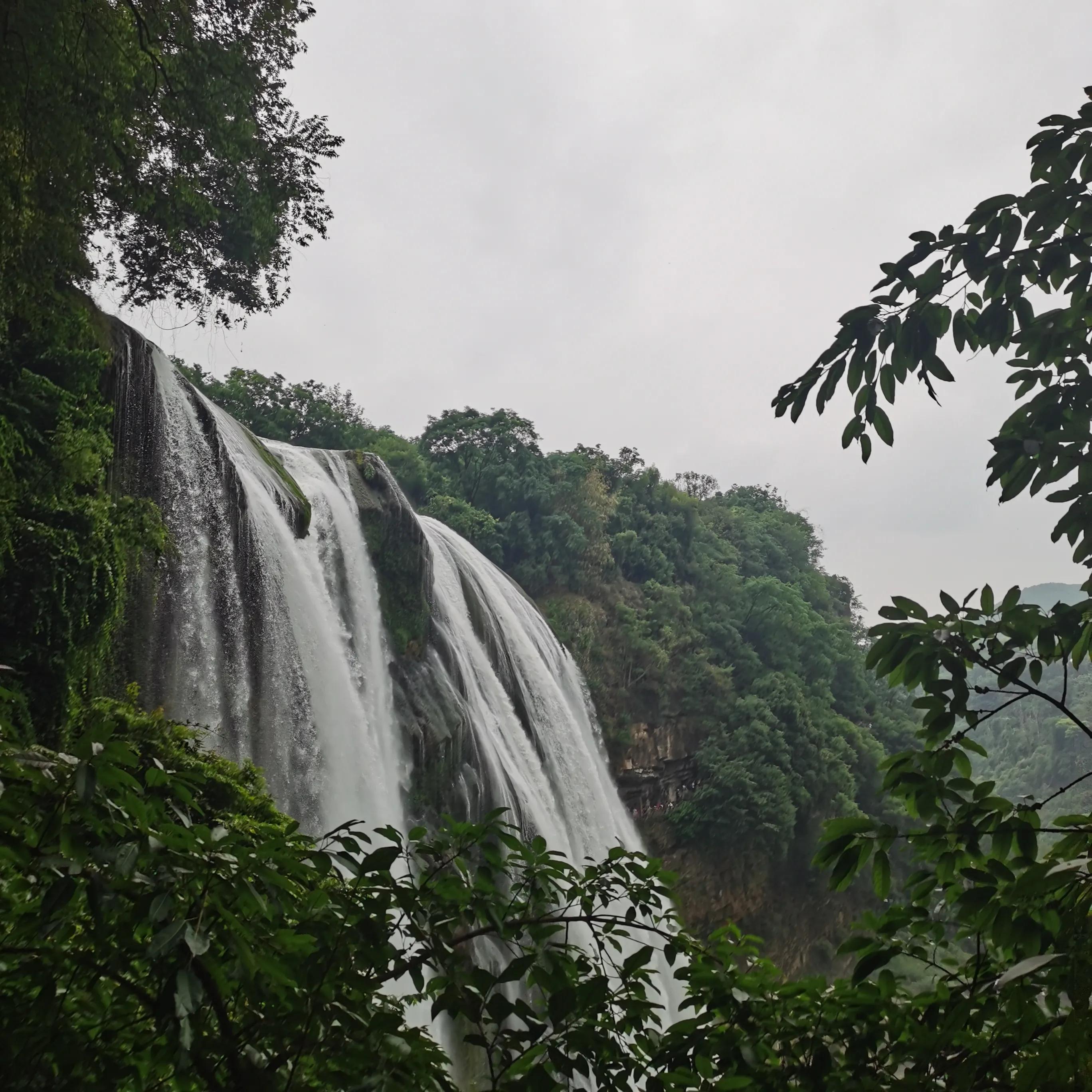 向南方和向北方,登上山顶看美景贵州黄果树瀑布