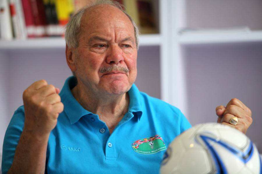 中场能转身，胜利不陌生：现代足球中场如何转身进攻？