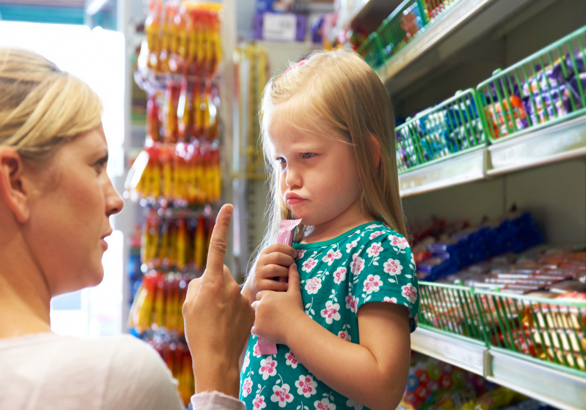 眨巴眼、咬指甲、做鬼脸,孩子这些“特殊”动作,和心理亏欠有关