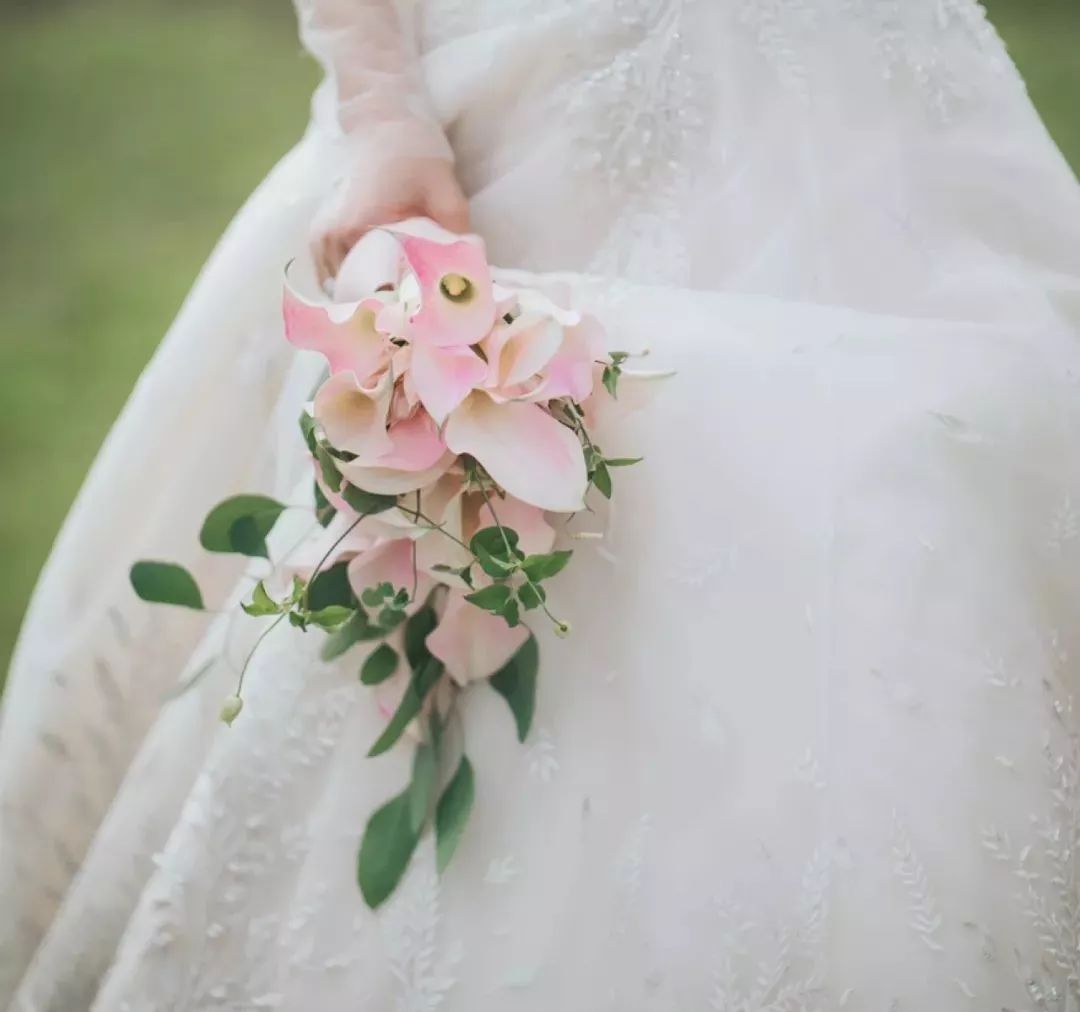 鲜花店日常换水整理花材,花要不要经常换水