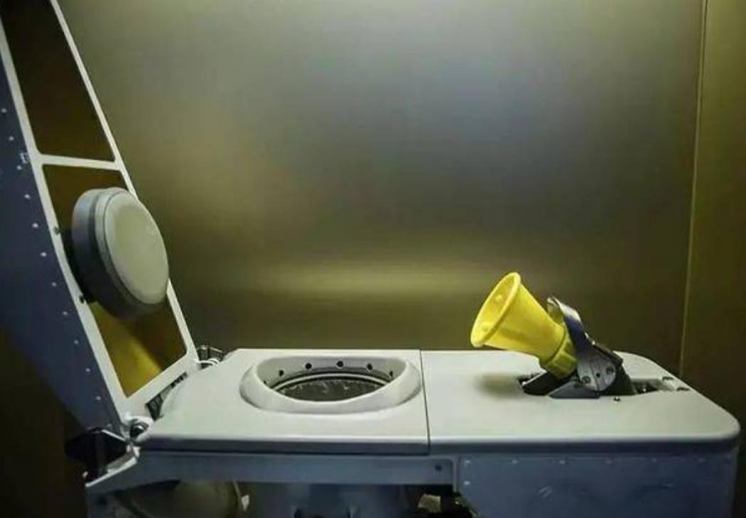 神舟十三号航天员怎么在太空生活,神舟十三号太空舱如何上厕所