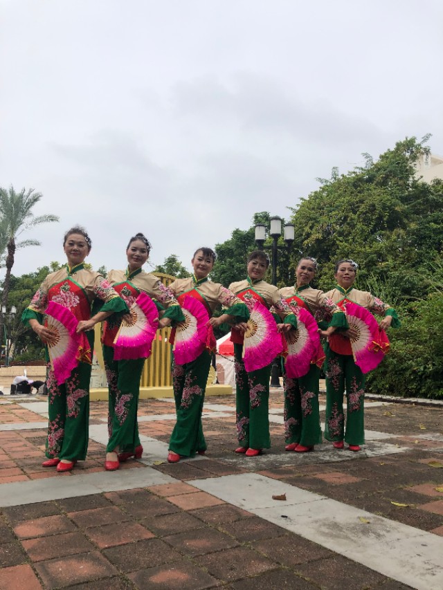 老年秧歌队庆祝元宵节,赞美老年秧歌队