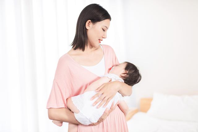 2岁宝宝戒奶睡觉越来越晚,如何戒掉宝宝要吃着奶入睡的习惯