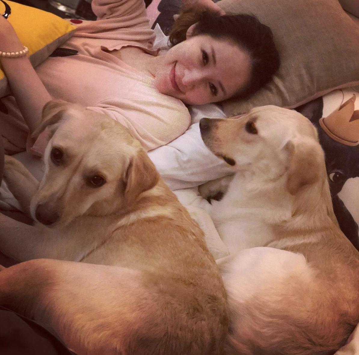 萧亚轩黄皓轩谈恋情,萧亚轩与黄皓签协议