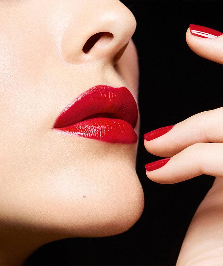 致敬百年传奇N°5香水，CHANEL呈献金灿2021圣诞限量彩妆系列