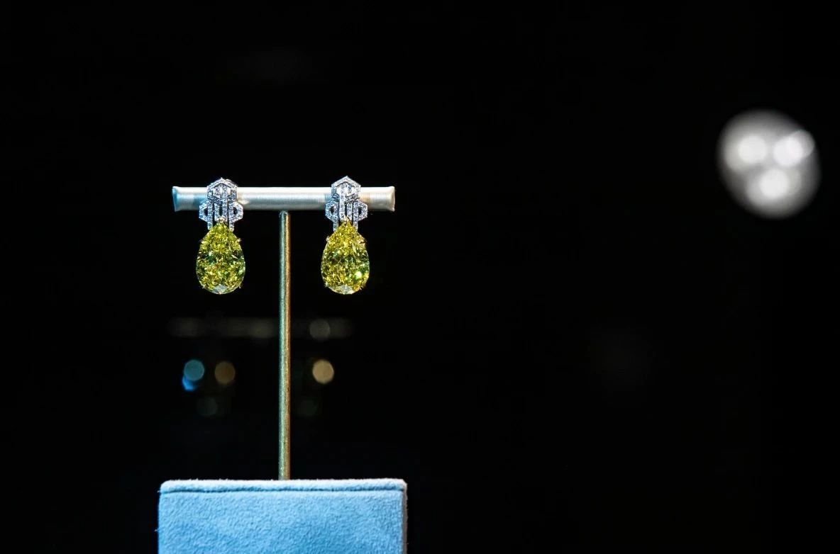 苏富比拍的帝王绿翡翠 (苏富比拍卖的上亿翡翠珠子)