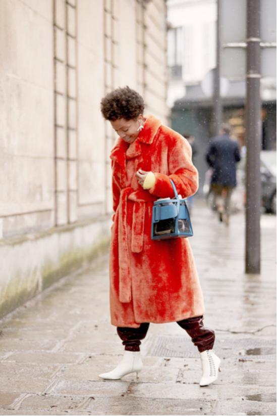 裤脚塞靴子好还是卷起来好,裤脚塞靴子