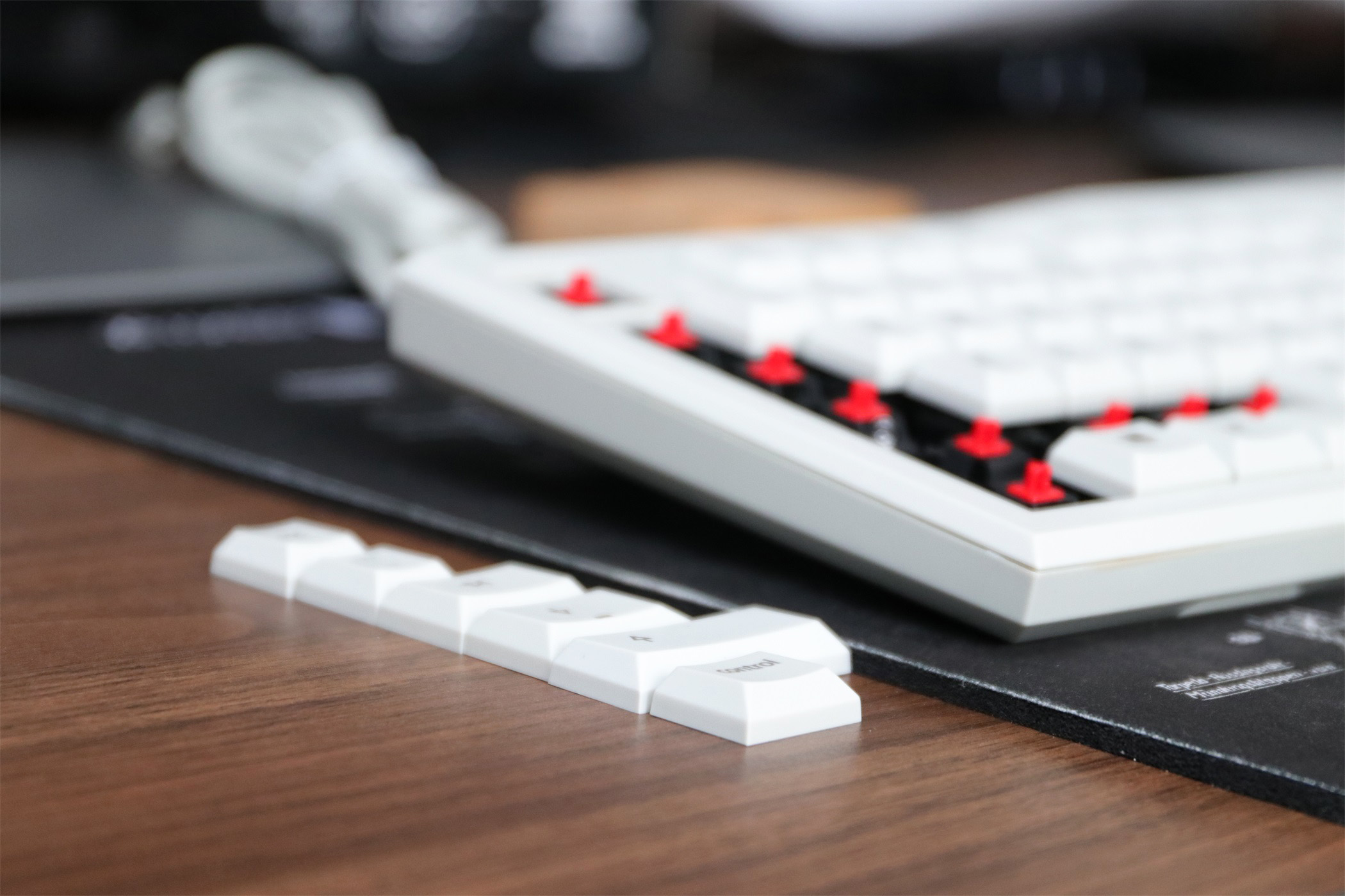 手感比较类似薄膜键盘的机械键盘,像薄膜键盘的机械键盘