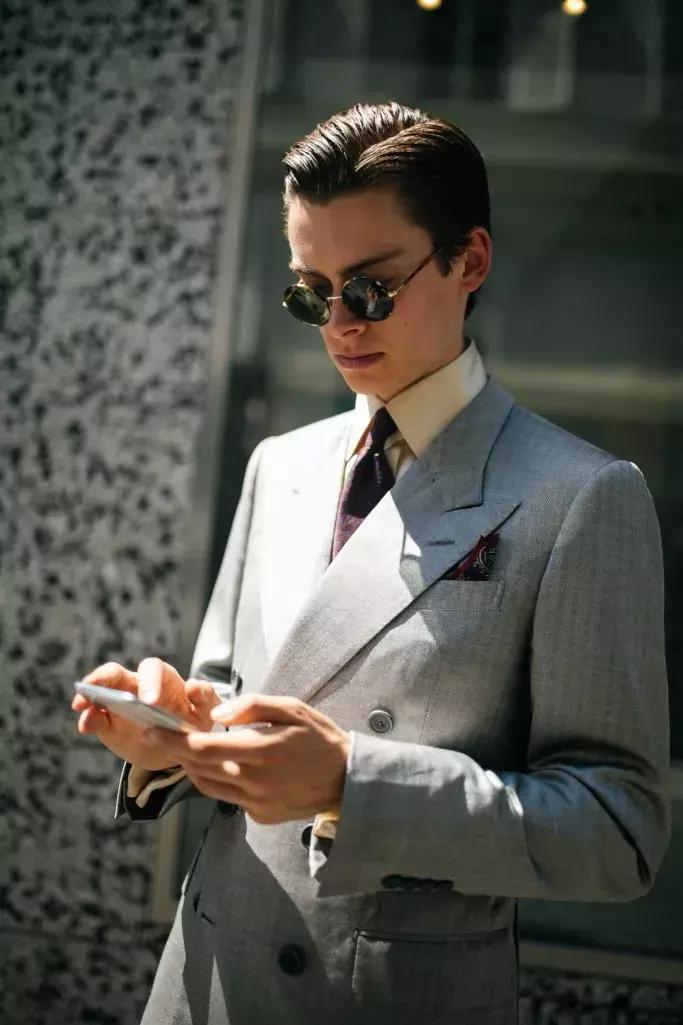 女生什么样的西装才算合身,女士西装肩宽怎样才算合身