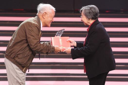 牛犇老师真的是宝藏大爷了!从影70年,人狠话不多,满满正能量!