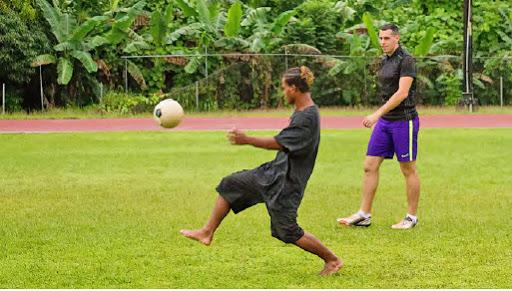 去执教世界上最差的国家队？两个足球爱好者的奇幻冒险之旅