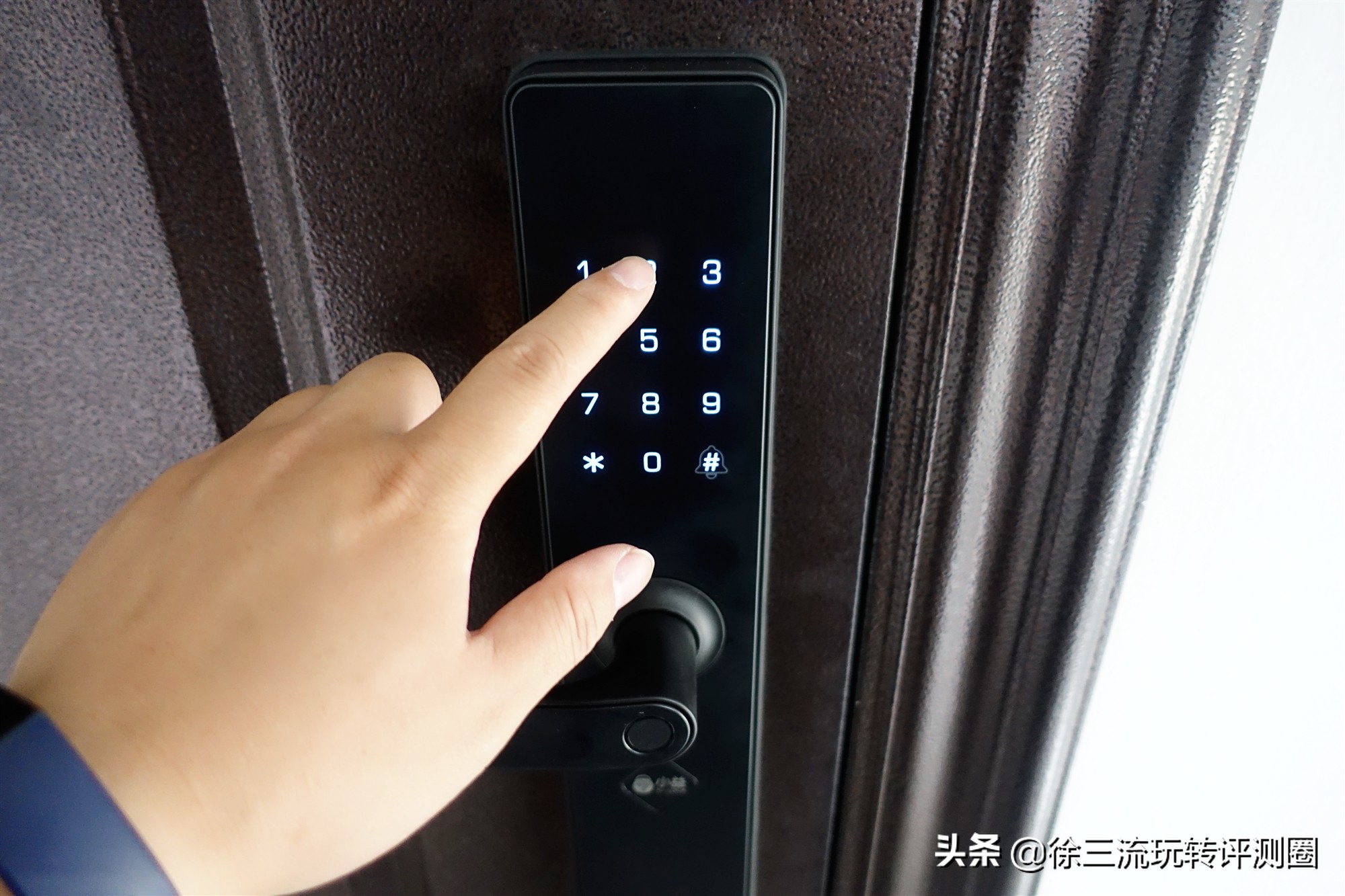 这把指纹锁不得了，内置天猫精灵AI模块，说句话就能开锁
