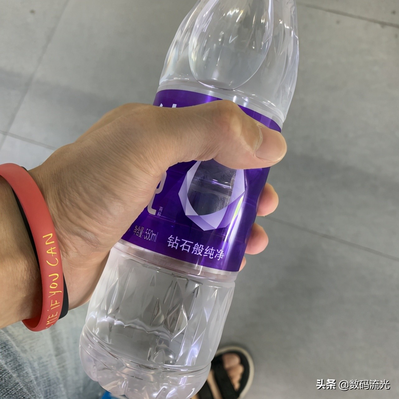 去单位给老板修电脑,没修好就不付钱,还想一瓶矿泉水把我打发