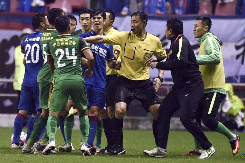 中超裁判为何频频引发争议,中超裁判被打得最惨的一次