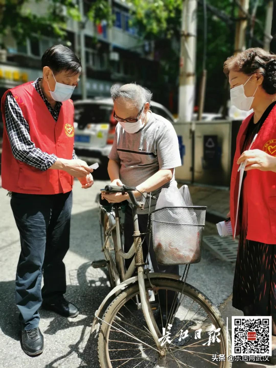 志愿者复工上班了，“接棒”守护小区的他们用这招让居民更安心