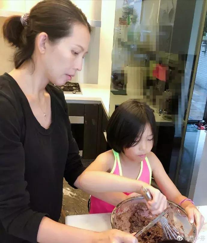 蔡少芬怀第三胎是自然怀孕的吗,蔡少芬怀三胎上综艺节目全程紧张