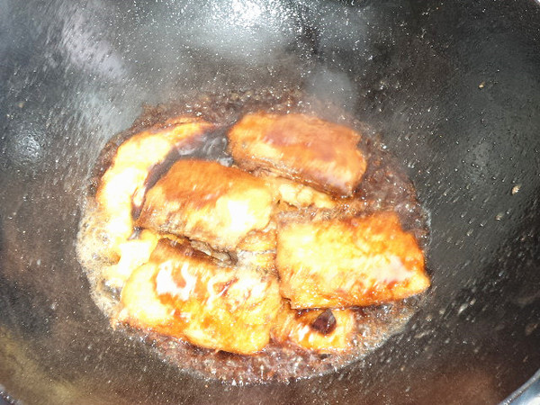 做鱼时，直接下锅就“废”了，掌握这个小技巧，鱼肉不破不粘锅