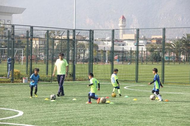 昆明青少年足球暑假培训班,昆明暑假儿童足球训练营封闭式