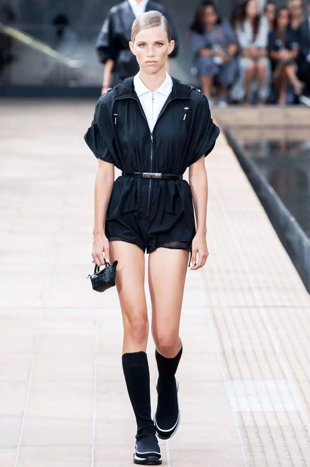 我的胸，我的手指，我的脚腕……都需要一只包包