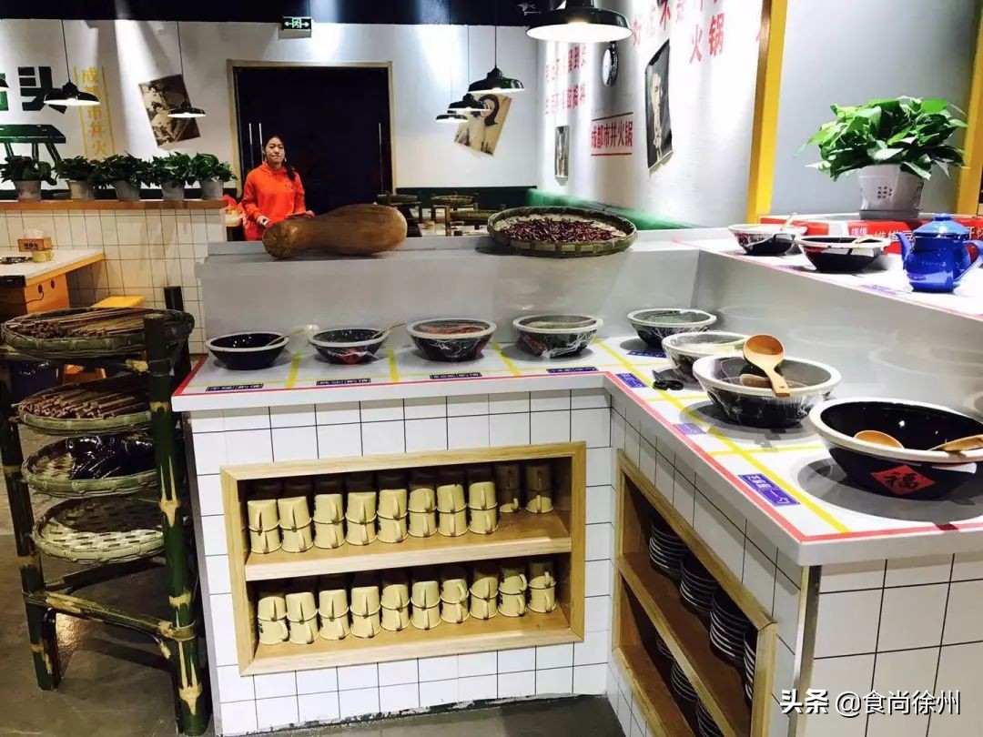 徐州闹市一角，还原了80年代的市井范儿！笸箩上菜，98元吃17样！