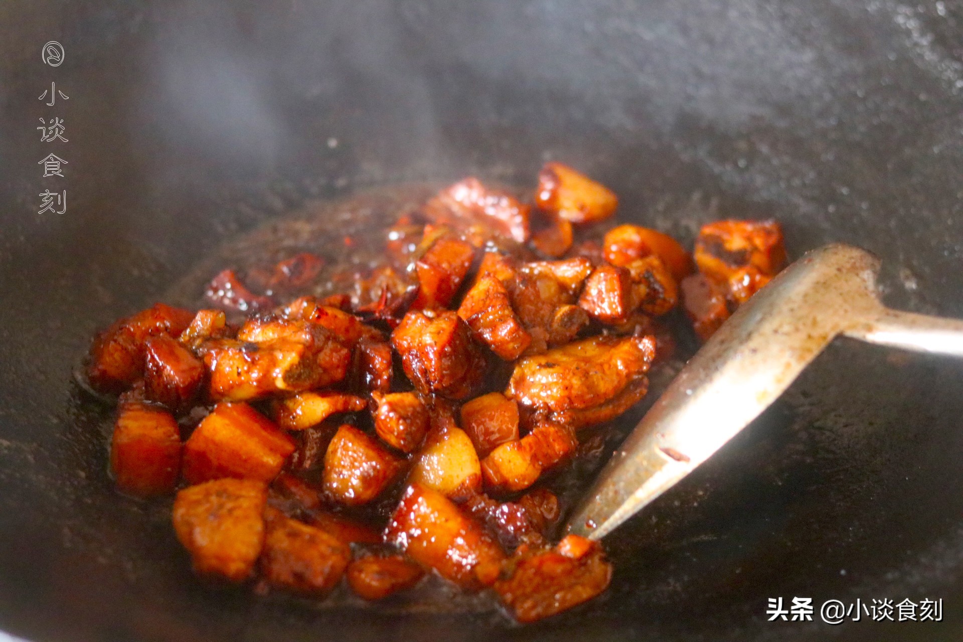 色泽红亮的红烧肉终于做好了,红烧肉这样做出来色泽红亮