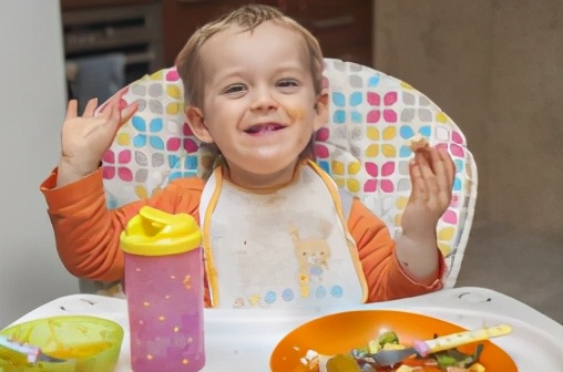 2岁宝宝每天吃饭都要喂好不好,2岁宝宝每餐只吃一点点饭