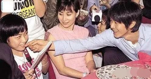 少林足球周星驰喝豆奶,何超琼周星驰少林足球