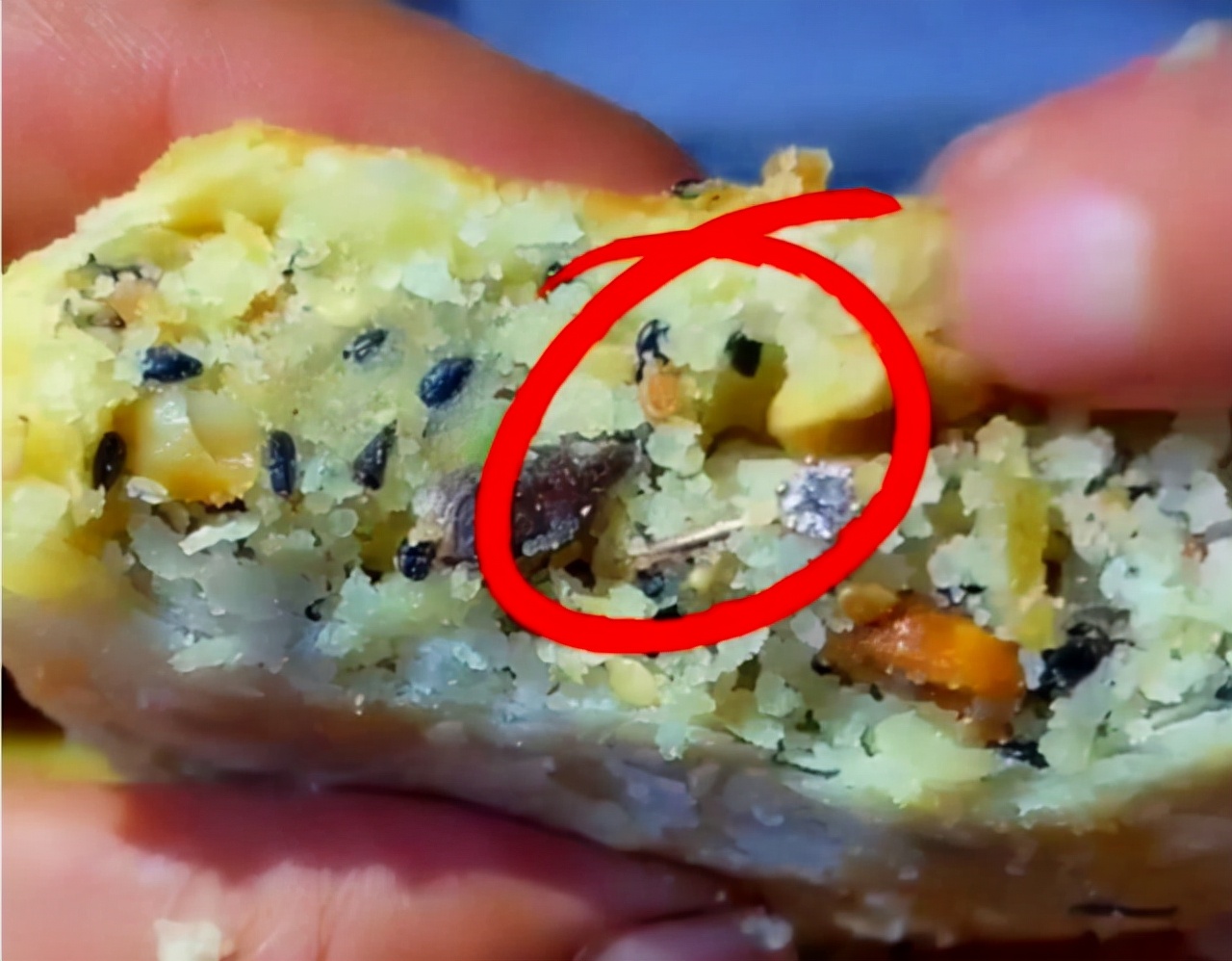 常州一男子吃月饼吃出钻戒,江苏一男子吃月饼发现钻戒