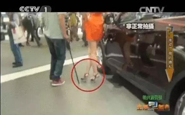 男子偷进女厕被发现逃跑后续,男子藏女厕所偷被抓