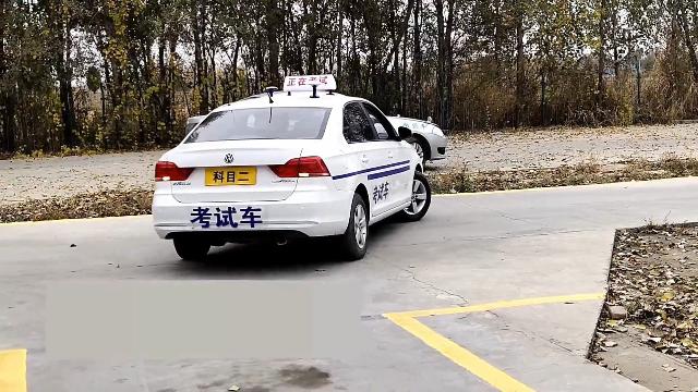 库口没有虚线的倒车入库怎么练习?用手一比划,100分一把过