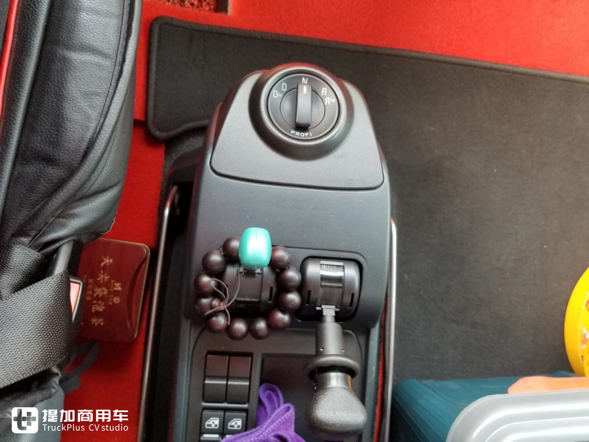 遇到一辆贴满“拜仁慕尼黑”球队元素的卡车，仔细一看竟大有来头