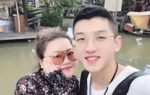 抖音网红所谓的爱情，200斤的女友你还爱吗！