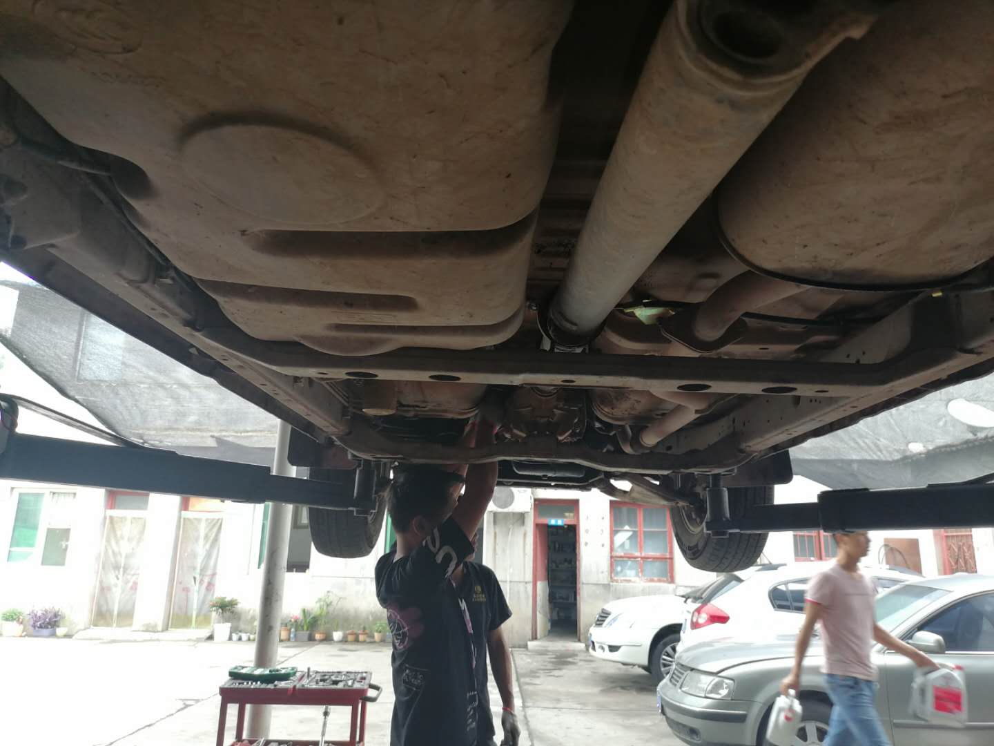 才跑4万公里货车烧机油怎么回事,发动机烧机油活塞发黑