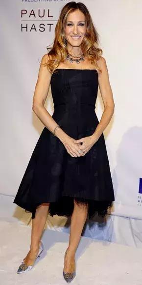 都是鹰钩鼻大美女，都爱过同一些男人，她俩的路怎么就不一样呢？